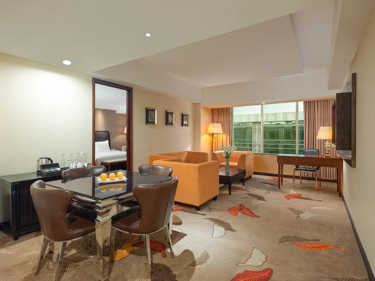 The Alana Yogyakarta Hotel And Convention Center Слеман Экстерьер фото