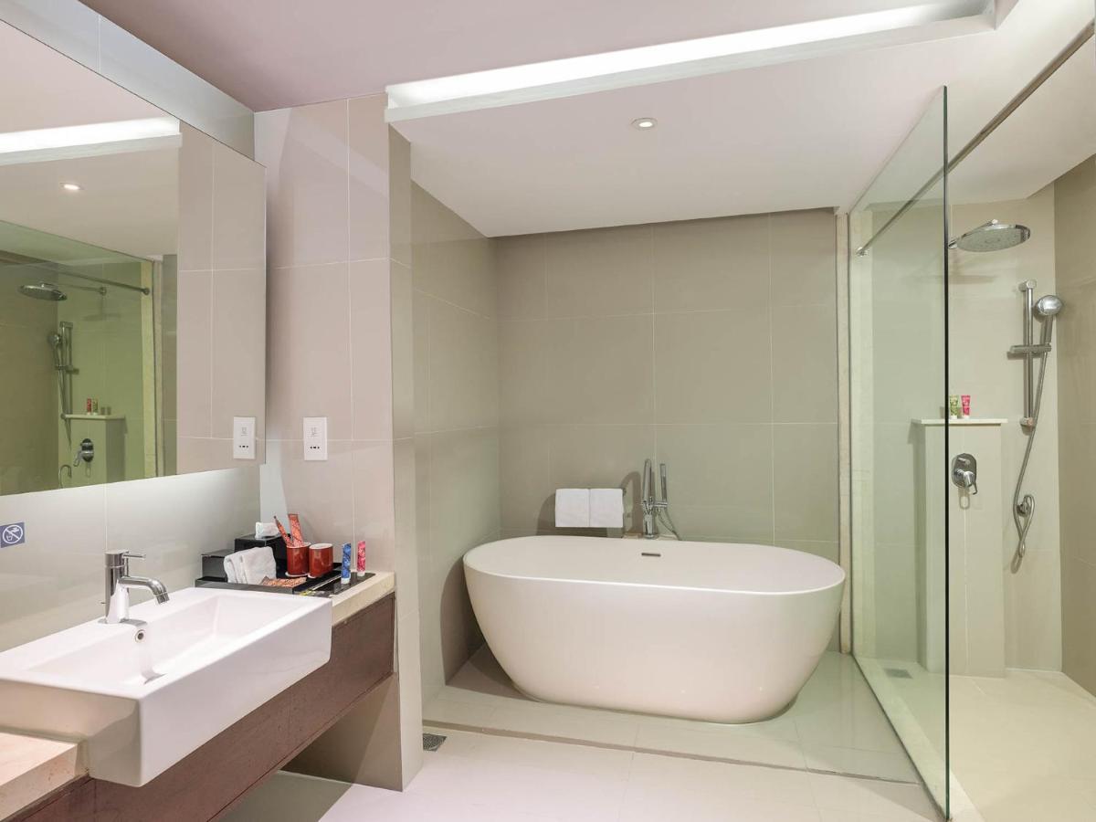 The Alana Yogyakarta Hotel And Convention Center Слеман Экстерьер фото