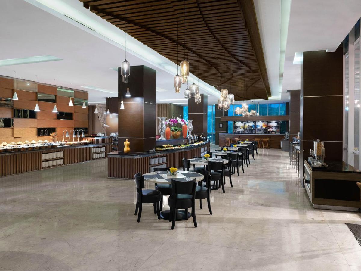 The Alana Yogyakarta Hotel And Convention Center Слеман Экстерьер фото