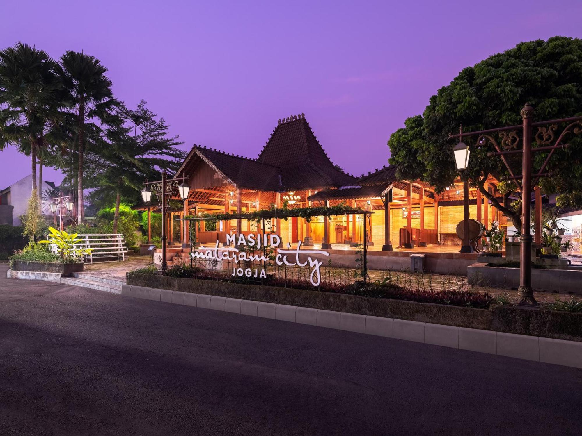 The Alana Yogyakarta Hotel And Convention Center Слеман Экстерьер фото