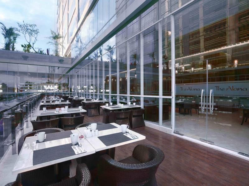 The Alana Yogyakarta Hotel And Convention Center Слеман Экстерьер фото